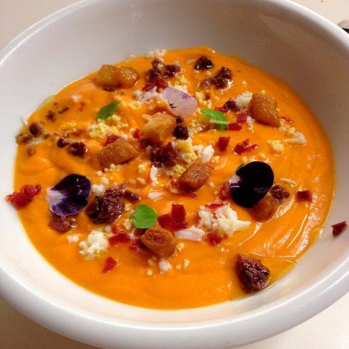 Salmorejo o caldo con huevo y jamón